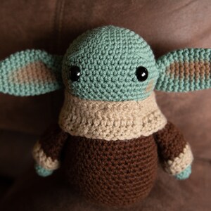 Baby Yoda inspiriert Plüsch Bild 4