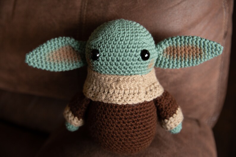 Baby Yoda inspiriert Plüsch Bild 4