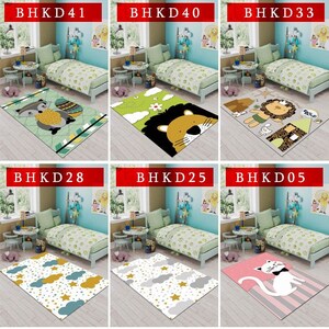 Puede incluir: Un collage de nueve alfombras diferentes para niños con varios diseños, que incluyen un coche de carreras, una carretera, búhos, un mapache, un león, un gato y nubes. Las alfombras se muestran en una habitación con una cama y muebles.