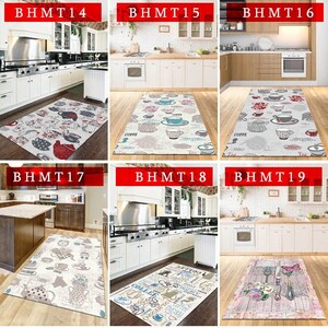 Può includere: Nove tappeti da cucina rettangolari con vari disegni. I tappeti presentano motivi tra cui tazze da caffè, teiere e grafiche a tema cucina. I colori includono nero, bianco, rosso, blu e rosa. I tappeti sono esposti in un ambiente cucina.