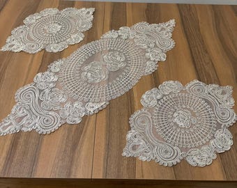 Elegancki beżowy bieżnik na stół z haftowaną koronką i serwetki z motywem vintage w kształcie zawijasów kwiatowych, idealny na stół lub do salonu