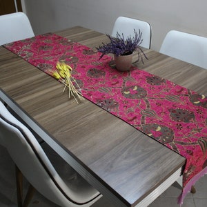 Tovaglia turca fucsia Runner, Tulip Design Floral Boho Runner per matrimonio, Copritavolo grigio ,Decorazione da tavola, RNR212