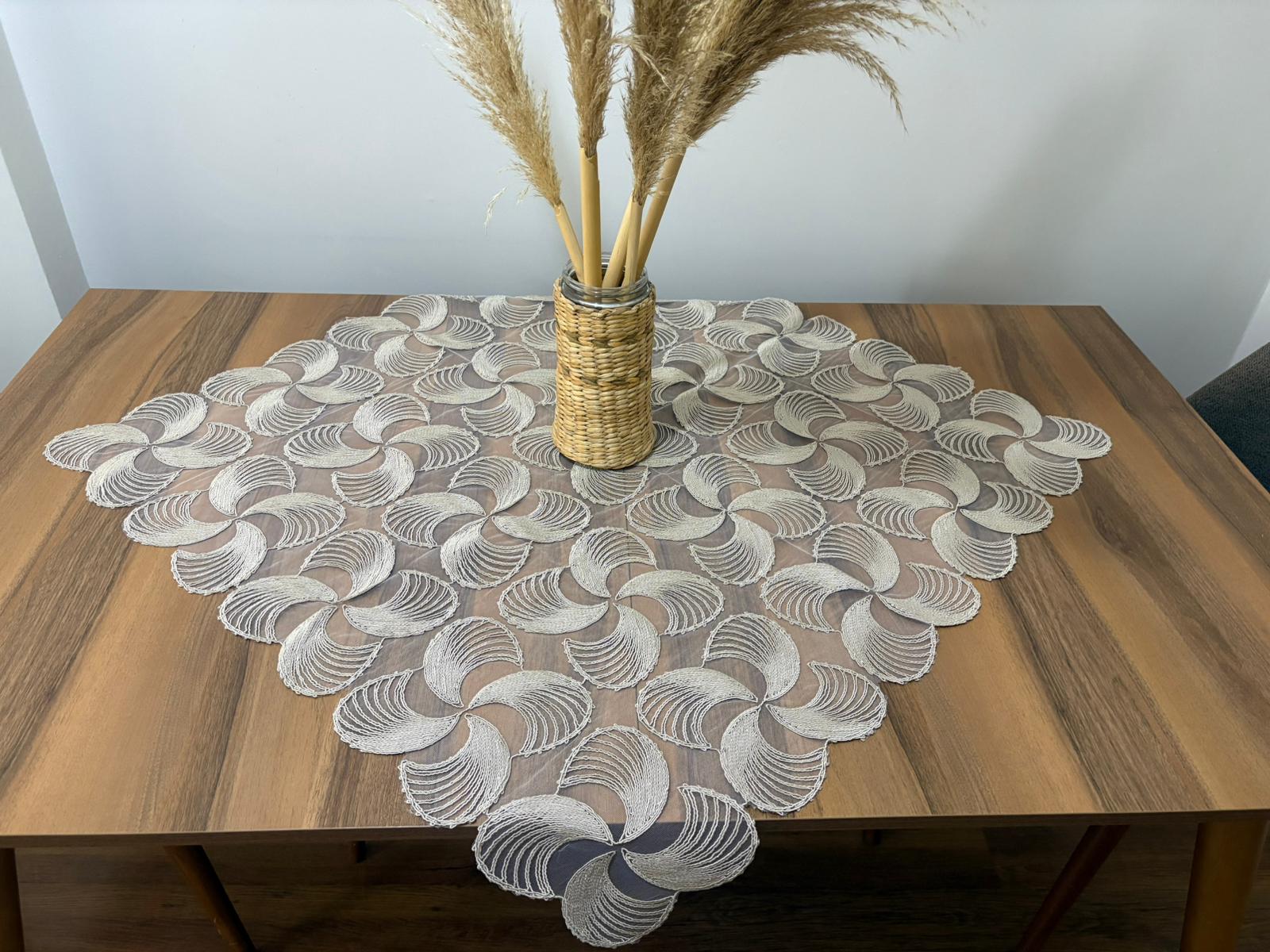 渦巻き刺繍が施されたベージュのレーステーブルクロス。フレンチ