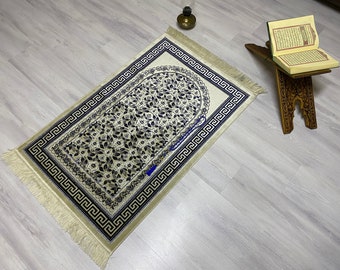 柔らかいダークブルーの祈祷マット、ニカのギフト、タスビーフ付きセジャダの祈祷マット、イスラム教徒の結婚式のギフト、祈祷用ラグ、イスラム教徒のジャナマズ、イスラム教のギフト、RNR500