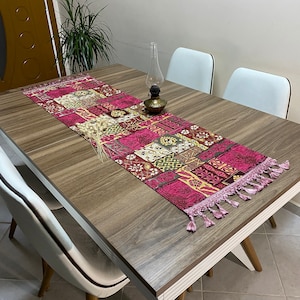 Coureur de tissu de table basse turque ottoman fuchsia, chemin de table oriental de tulipe vibrante beige, tissu de poitrine de dot turc, RNR247