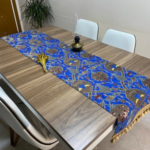 Vibrante Blue Tulip Pattern Runner da tavola turco, Long Boho Wedding Table Decor, Runner da tavola rustico in fattoria grigia, RNR390