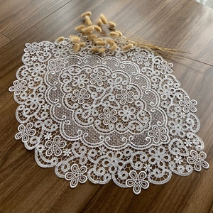 White French Lace Table Runner: Vintage Shabby Chic Wedding Decor (17.71&quot; x 21.25&quot;)