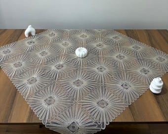Quadratische Beige Blumen gestickte Spitze Tischdecke für modernes Haus, Esszimmer, Hochzeit, Party oder Cafe Dekoration