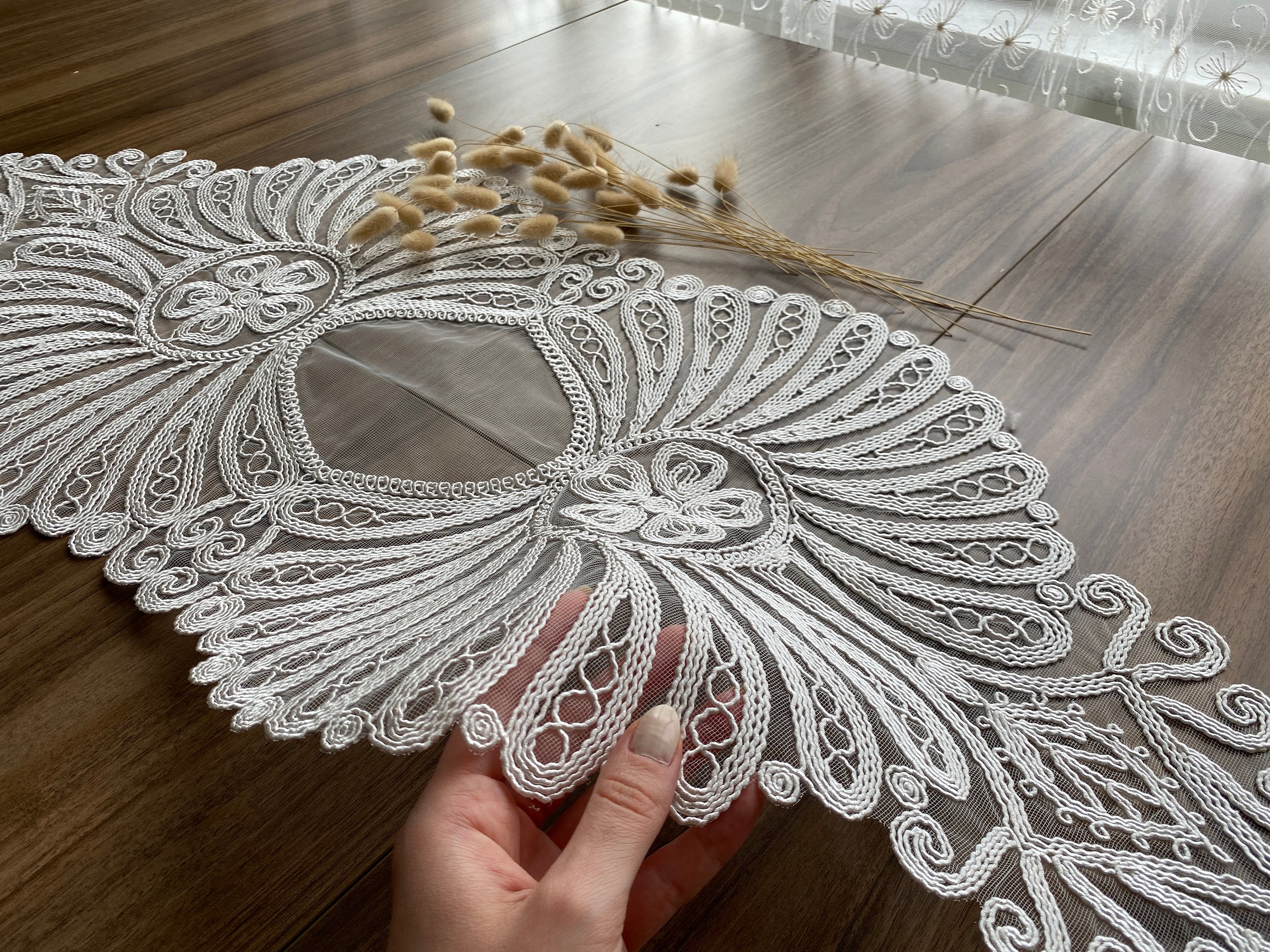 クリーム色のフレンチレーステーブルランナー：ヴィンテージシャビー