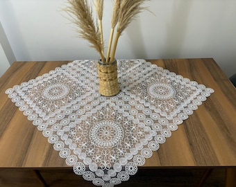 Elegante mantel de encaje francés bordado en color crema, cuadrado, ideal para sala de estar, eventos o decoración de mesas.