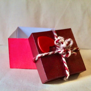 Hand-painted Valentine’s Day Gift Box | Pink and Maroon Lid | with a Wax Fragranced Heart  |Camomile & Avocado | Tied with a Yarn Bow 4x3 in