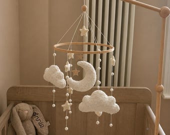 Móvil personalizado para bebé con nubes, luna y estrellas, decoración infantil en tonos neutros y terrosos, carrusel para cuna de recién nacido, regalo para baby shower.