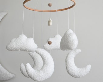 Handgefertigtes Boucle-Babymobile mit Wolken, neutrales Kinderzimmer-Mobile, Wolken-Babybett-Mobile, Wolken-Mobile, minimalistisches Kinderzimmer-Mobile, Boucle-Mond