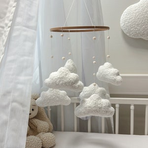 Mobile pour bébé nuages bouclé fait main, mobile pour chambre de bébé neutre, mobile pour lit de bébé nuages, mobile nuages, mobile pour chambre de bébé minimaliste, nuages bouclés image 4