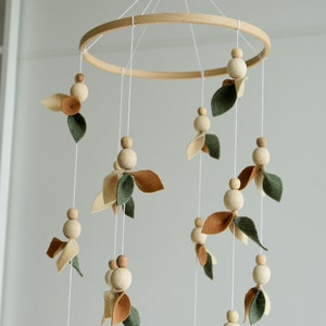 Forest style baby crib mobile, Floral nursery baby mobile, Lighter and darker leaves, Leaf crib mobile, Baby shower gift, Minimalist mobile zdjęcie 5