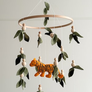 Tiger im Wald - Themed Mobile, Babybett Mobile, salbeigrüne Deko, Baby-Dusche-Geschenk für Babyankündigung, erste mal Mama Geschenkkorb