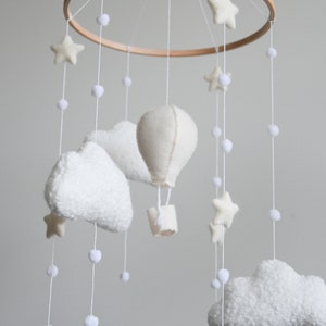 Hot air balloon boucle clouds and moon baby nursery mobile, Neutral baby mobile, Neutral nursery mobile, Clouds mobile, Felted stars mobile zdjęcie 4