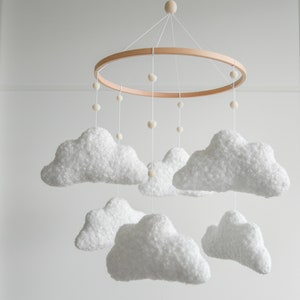 Mobile pour bébé nuages bouclé fait main, mobile pour chambre de bébé neutre, mobile pour lit de bébé nuages, mobile nuages, mobile pour chambre de bébé minimaliste, nuages bouclés image 3