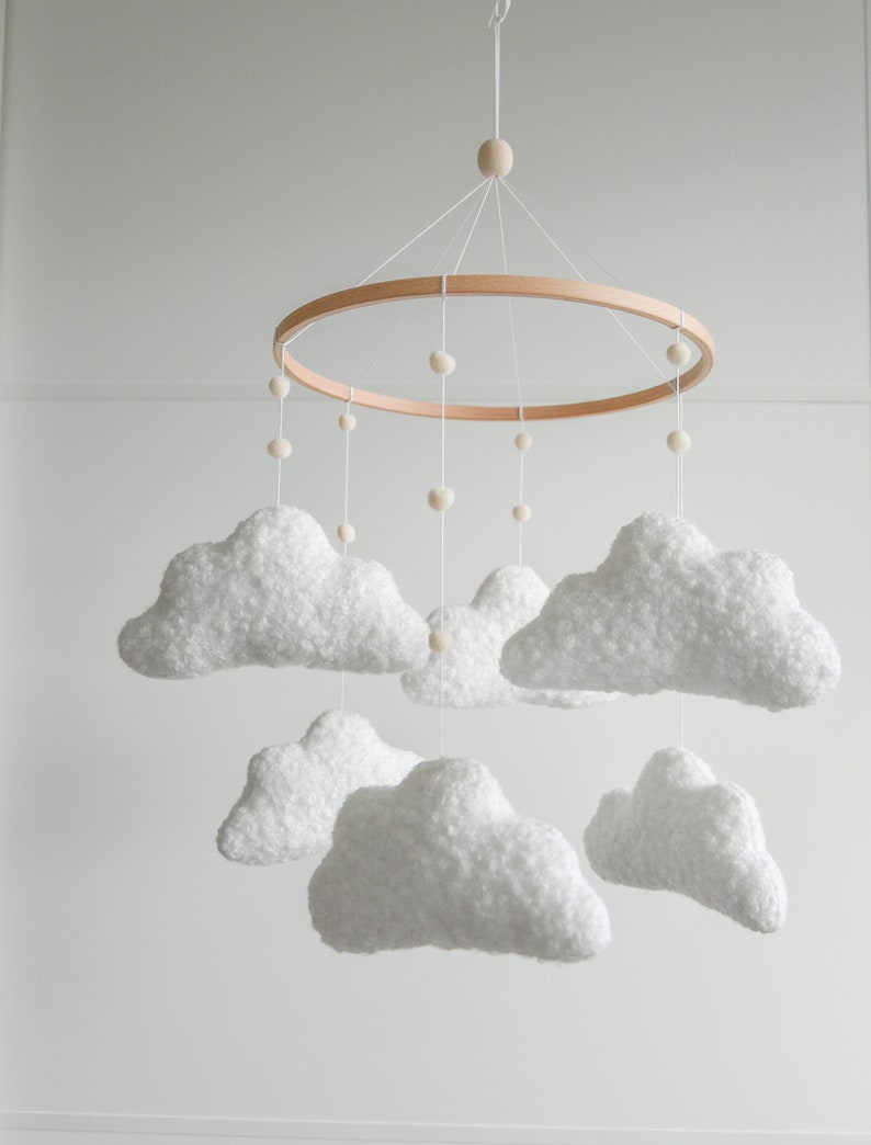 Mobile pour bébé nuages bouclé fait main, mobile pour chambre de bébé neutre, mobile pour lit de bébé nuages, mobile nuages, mobile pour chambre de bébé minimaliste, nuages bouclés image 3