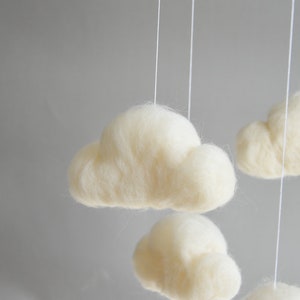 Mobile nuage en feutre pour chambre de bébé, mobile nuage neutre pour bébé, mobile pour berceau nuage, mobile bébé minimaliste, mobile nuage, mobile pour nouveau-né image 6