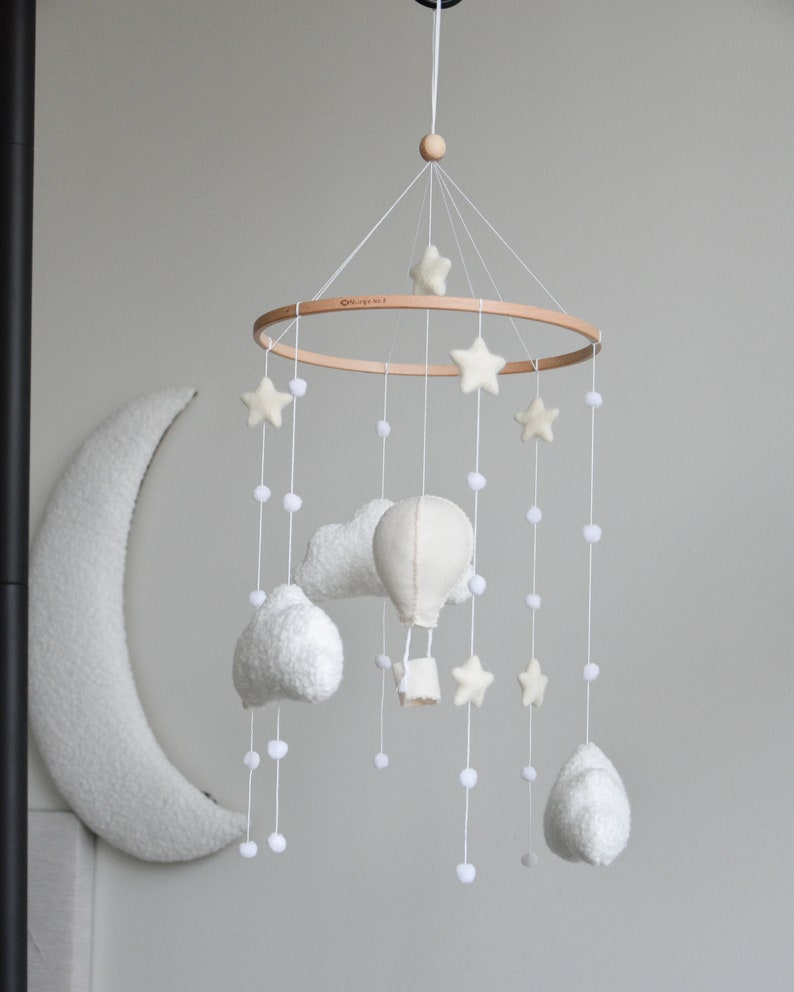 Hot air balloon boucle clouds and moon baby nursery mobile, Neutral baby mobile, Neutral nursery mobile, Clouds mobile, Felted stars mobile zdjęcie 7