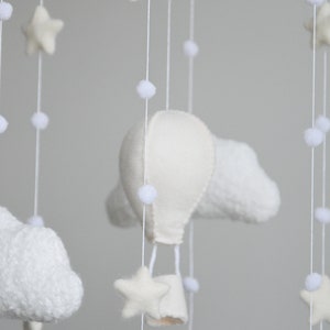 Hot air balloon boucle clouds and moon baby nursery mobile, Neutral baby mobile, Neutral nursery mobile, Clouds mobile, Felted stars mobile zdjęcie 2