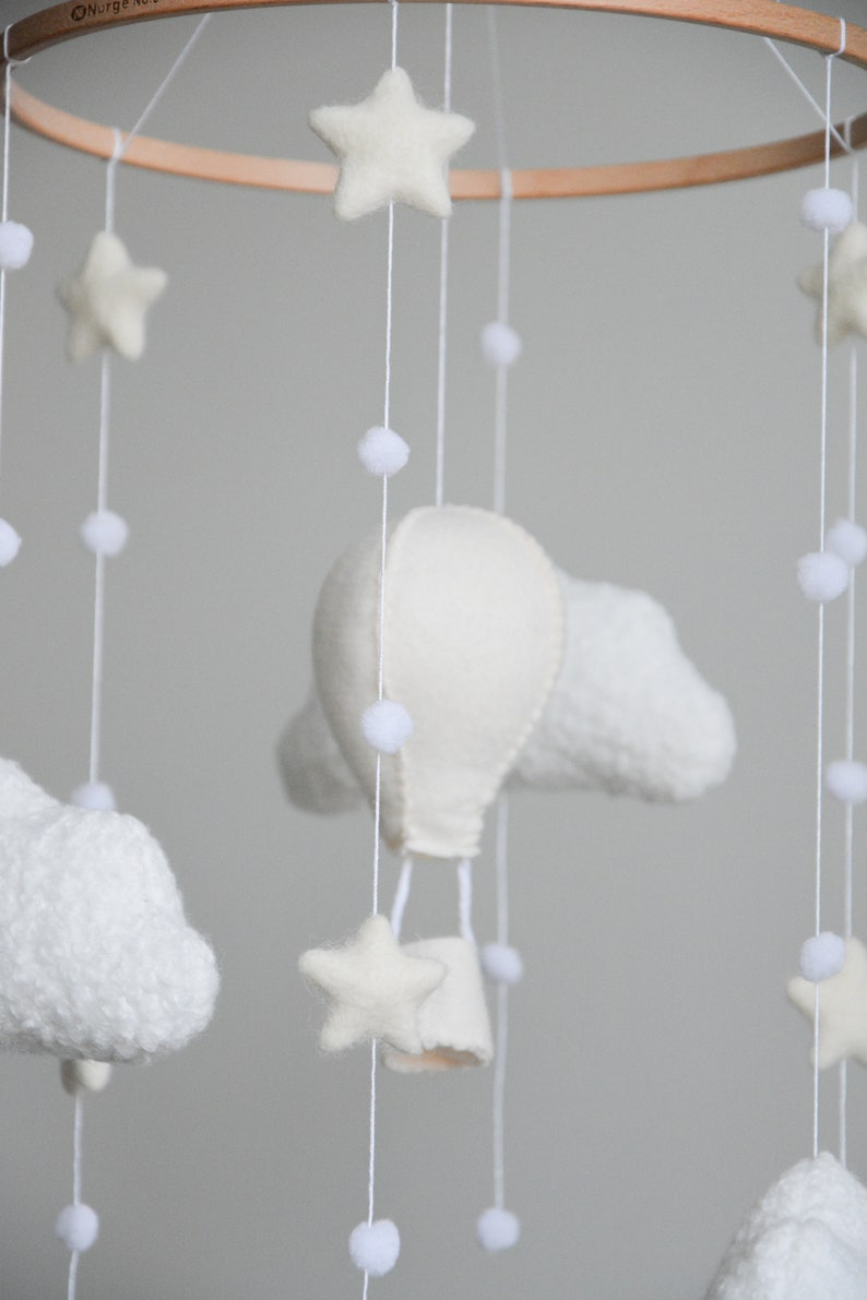 Hot air balloon boucle clouds and moon baby nursery mobile, Neutral baby mobile, Neutral nursery mobile, Clouds mobile, Felted stars mobile zdjęcie 2