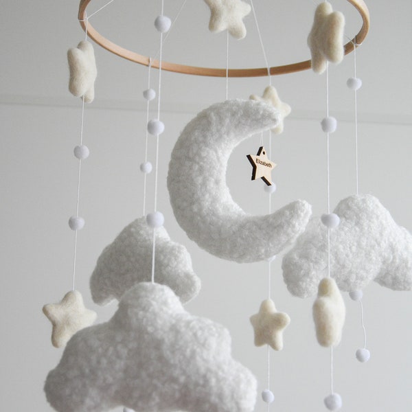 Personalisiertes Baby-Kinderzimmer-Mobile aus Bouclé-Wolken und Mond, neutrales Baby-Mobile, neutrales Kinderzimmer-Mobile, Wolken-Mobile, gefilzte Sterne-Mobile