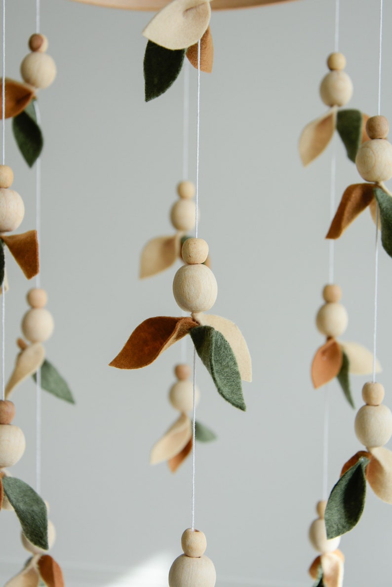 Forest style baby crib mobile, Floral nursery baby mobile, Lighter and darker leaves, Leaf crib mobile, Baby shower gift, Minimalist mobile zdjęcie 3