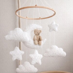 Móvil de osito de peluche Boucle para bebé, nubes blancas, luna y estrellas, decoración neutra para habitación infantil, móvil de cuna para recién nacidos, regalo para baby shower.