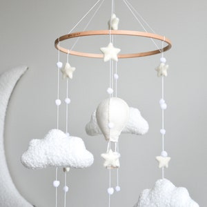 Hot air balloon boucle clouds and moon baby nursery mobile, Neutral baby mobile, Neutral nursery mobile, Clouds mobile, Felted stars mobile zdjęcie 1
