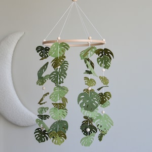 Grünes Monstera Mobile für Babybett, Geschenk zur Babyparty, salbeigrün