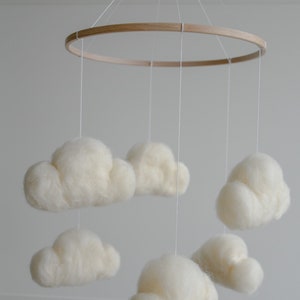 Mobile nuage en feutre pour chambre de bébé, mobile nuage neutre pour bébé, mobile pour berceau nuage, mobile bébé minimaliste, mobile nuage, mobile pour nouveau-né image 3