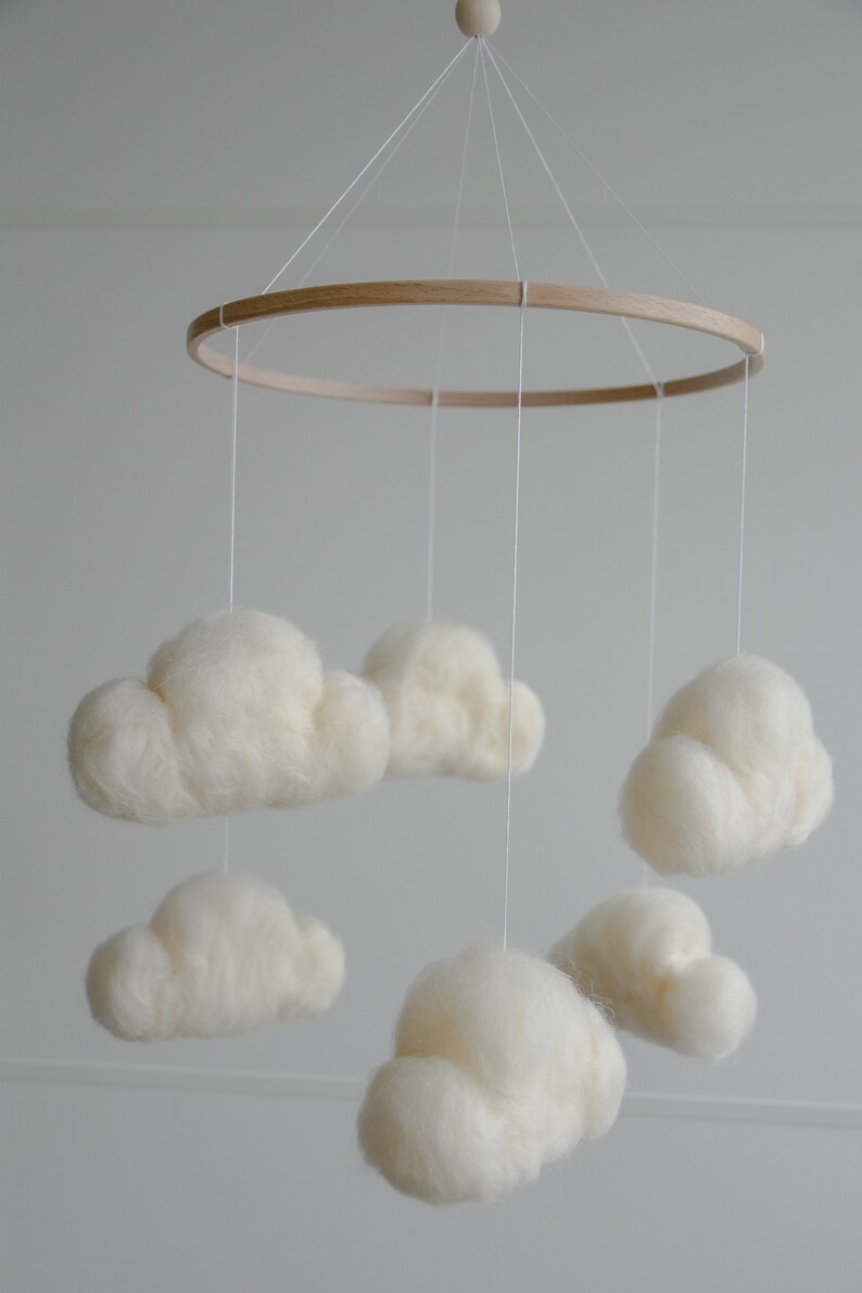 Mobile nuage en feutre pour chambre de bébé, mobile nuage neutre pour bébé, mobile pour berceau nuage, mobile bébé minimaliste, mobile nuage, mobile pour nouveau-né image 3