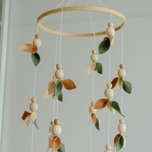 Forest style baby crib mobile, Floral nursery baby mobile, Lighter and darker leaves, Leaf crib mobile, Baby shower gift, Minimalist mobile zdjęcie 2