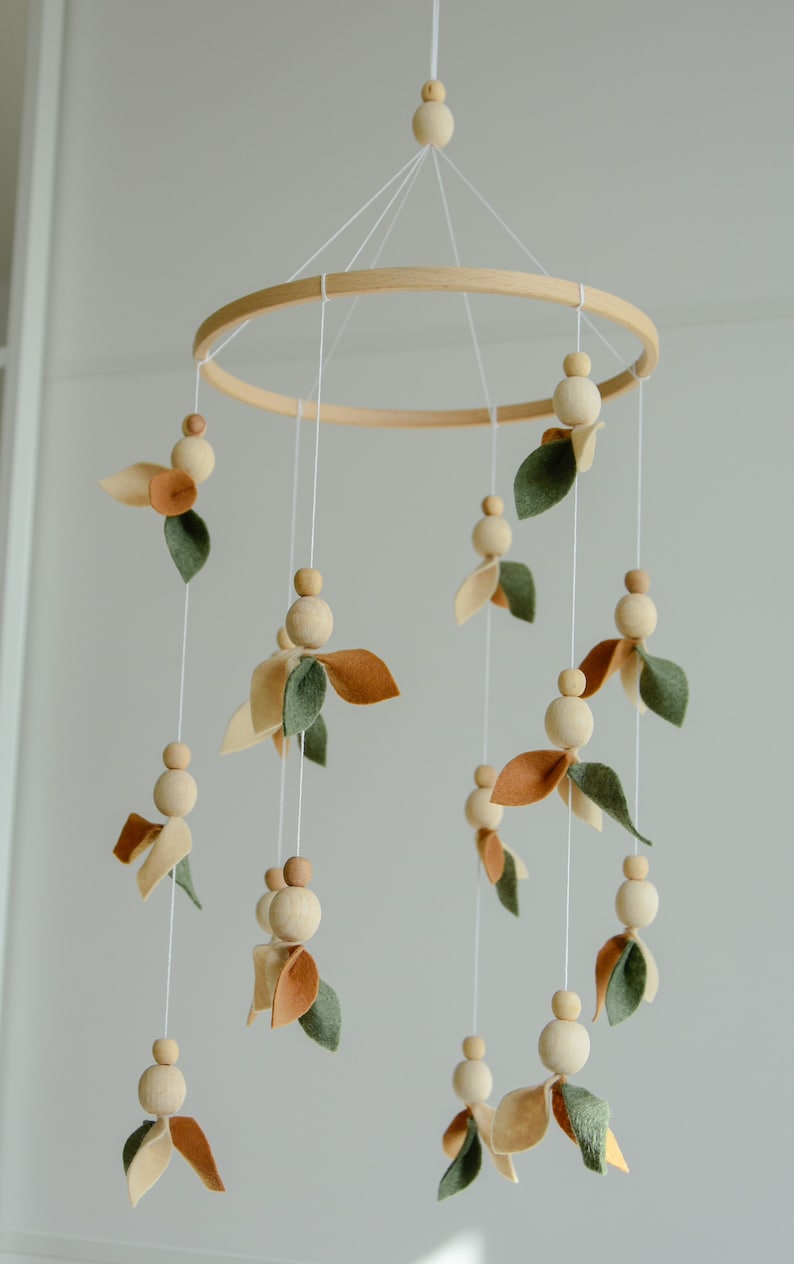 Forest style baby crib mobile, Floral nursery baby mobile, Lighter and darker leaves, Leaf crib mobile, Baby shower gift, Minimalist mobile zdjęcie 2