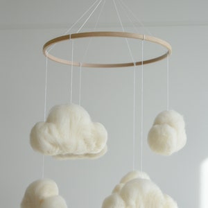 Handgefilzte Wolken Baby Mobile aus Filz zur Geburt, Babypartygeschenk zur Geburt