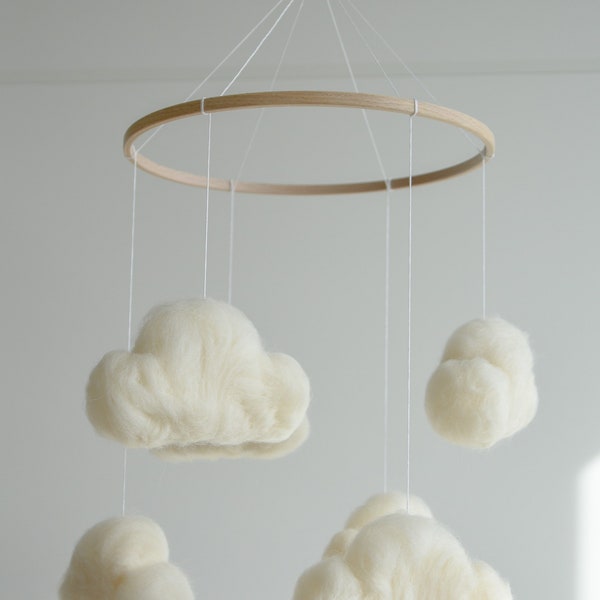 Gefilzte Wolke Baby-Kinderzimmer-Mobile, neutrale Baby-Wolken-Mobile, Wolken-Krippen-Mobile, minimalistisches Baby-Mobile, Wolken-Mobile, Neugeborenes Baby-Mobile