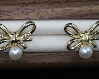 Pearl Earrings- Earrings good for work and date