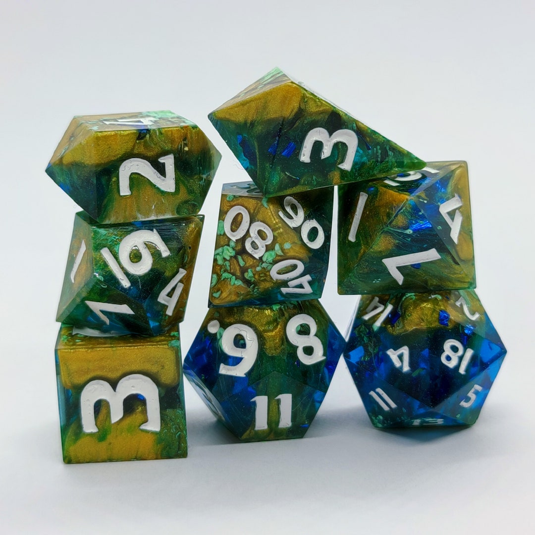 Metallic Dice Games Würfel-Set – Farbverlauf Violett/Blaugrün/Weiß Mit Goldzahlen – 7 Würfel, 16 Mm – Poly-Harz