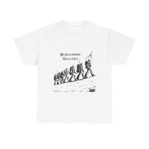 Könnte beinhalten: Weißes T-Shirt mit einer Schwarzweißillustration einer Gruppe von Menschen, die mit einer Flagge marschieren, auf der "My Fellowship Rolls Out" steht.