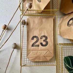 Calendario dell'avvento da riempire, numeri vintage, sacchetti di cotone o sacchetti di carta riutilizzabili, calendario dell'avvento in tessuto