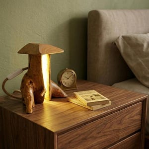 Lámpara de mesa artesanal de madera flotante, lámpara de mesilla de noche rústica de tronco, decoración de madera orgánica