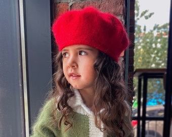 Français béret rouge pour les filles. Chapeau en tricot moelleux. Béret rouge affaissé. Béret flou angora. Cadeau d’adolescente. Chapeau tricoté de mode d’hiver pour une fille.