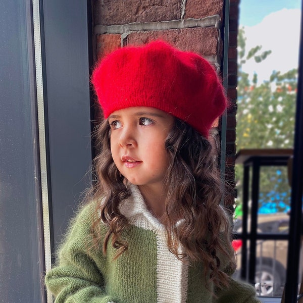 French red beret for girls. Fluffy knit hat. Slouchy red beret. Angora fuzzy béret. Teenager girl gift. Winter fashion knit hat for a girl.