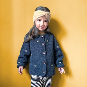 Chunky knit cardigan for girls with bee embroidery. Alpaca cardigan sweater girls. Oversized crew neck cardigan. Toddler bee sweater. 2-3 anthracite US kids' numeric