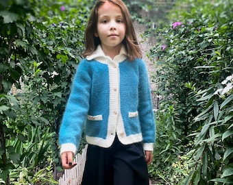 Français veste style pour les filles. Cardigan fille tricoté à la main avec de beaux boutons de perles. Pull cardigan col blanc.  Français veste cadeau fille