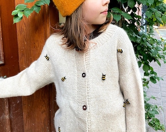 Chunky knit cardigan for girls with bee embroidery. Alpaca cardigan sweater girls. Oversized crew neck cardigan. Toddler bee sweater.