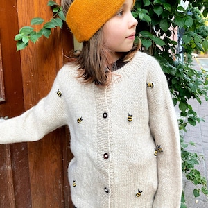 Chunky knit cardigan for girls with bee embroidery. Alpaca cardigan sweater girls. Oversized crew neck cardigan. Toddler bee sweater. 7-8 oat US kids' numeric