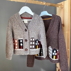 Cárdigan oversize tejido a mano para niños. Cárdigan holgado unisex para niños pequeños. Lindo cárdigan de casas de punto. Suéter de alpaca en punto grueso. chico regalo imagen 4